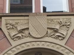 Bauinschrift 1847/1899 mit Badischem Wappen